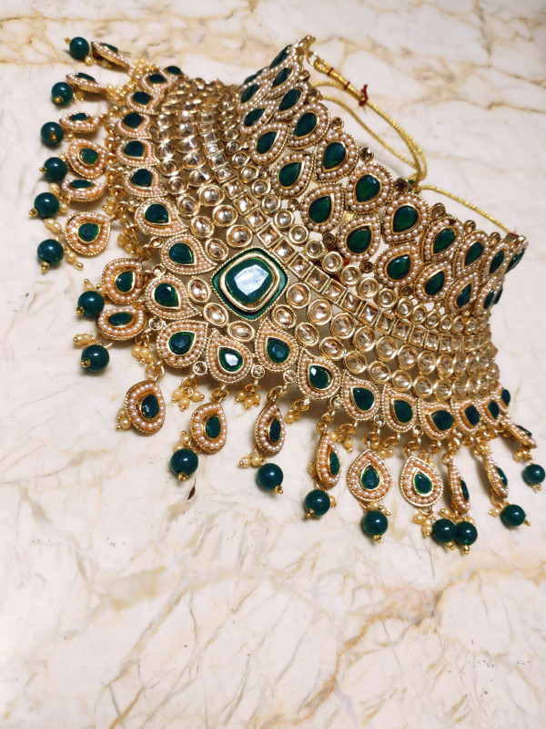 Grand Emerald Kundan Bridal Jewellery Set